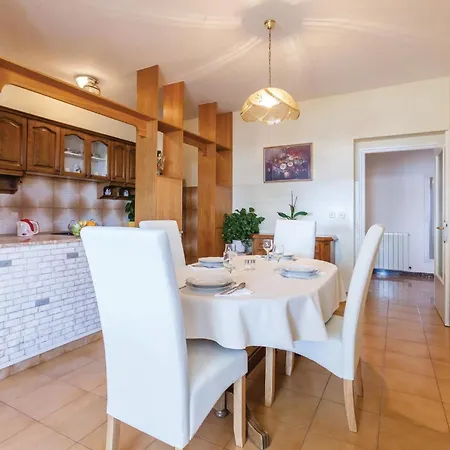 Two-bedroom In Duce דירה