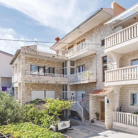 Two-bedroom In Duce * Duće
