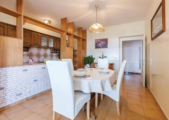 Two-bedroom In Duce Lejlighed